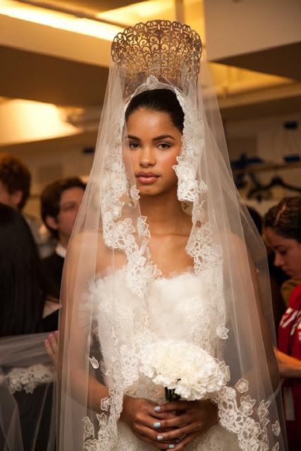 Es Tendencia: mantillas y peinetas para novias