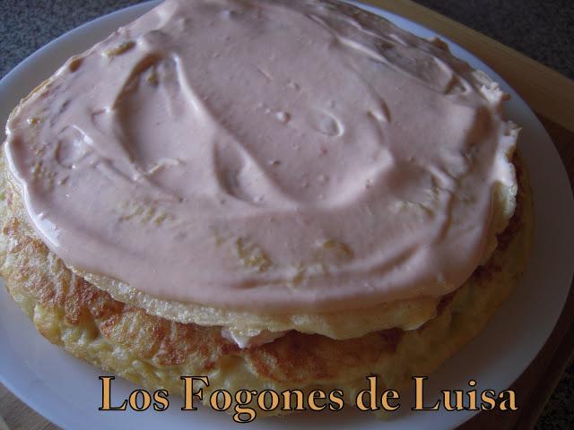 TORTILLA RELLENA CON SALMON, GAMBAS Y PALITOS DE MAR