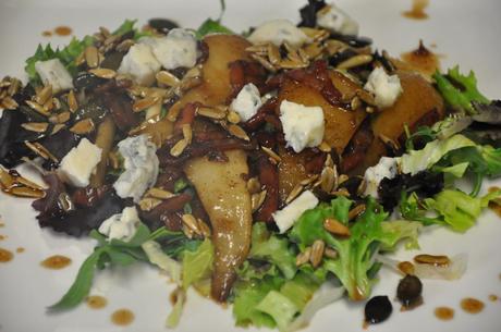 Ensalada De Peras Salteadas,Vinagre De Modena,Panceta,Gorgonzola Y Miel Templada