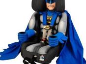 Nuevo ‘Batiasiento’, Batman cuida pequeño dentro coche