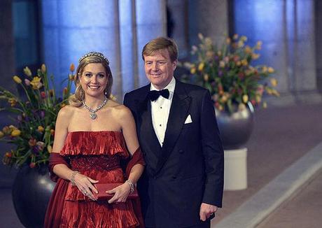   El Príncipe Guillermo-Alejandro (d) y la princesa de Holanda, Máxima Zorreguieta posan para la prensa hoy, lunes 29 de abril de 2013, a su llegada a la cena de gala que la Reina Beatriz de Holanda ofrece a 18 casas reales de todo el mundo. Foto: EFE.