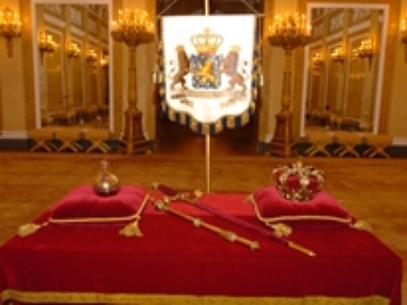 Estas serán las insignias sobre las que será investido Guillermo I frente a una mesa en la que se despositarán el cetro, el globo imperial, la espada real y el estandarte, con el escudo holandés. Foto: www.koninklijkhuis.nl