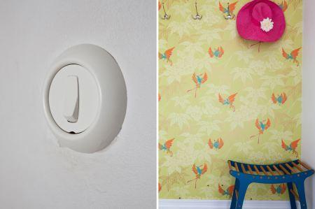 sillones sofas estampado floral papel de pared pintado estampado floral muebles de diseño silla 7 arne jacobsen muebles de colores decoración estampados florales decoración diseño de interiores nórdicos decoración en colores Decoración con colores intensos y estampados blog interiores y decoración blog decoración nordica escandinava 