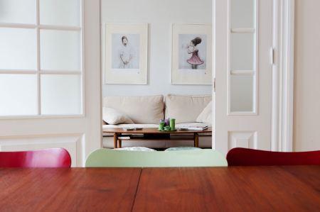 sillones sofas estampado floral papel de pared pintado estampado floral muebles de diseño silla 7 arne jacobsen muebles de colores decoración estampados florales decoración diseño de interiores nórdicos decoración en colores Decoración con colores intensos y estampados blog interiores y decoración blog decoración nordica escandinava 