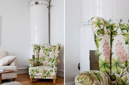 sillones sofas estampado floral papel de pared pintado estampado floral muebles de diseño silla 7 arne jacobsen muebles de colores decoración estampados florales decoración diseño de interiores nórdicos decoración en colores Decoración con colores intensos y estampados blog interiores y decoración blog decoración nordica escandinava 