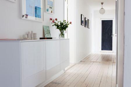 sillones sofas estampado floral papel de pared pintado estampado floral muebles de diseño silla 7 arne jacobsen muebles de colores decoración estampados florales decoración diseño de interiores nórdicos decoración en colores Decoración con colores intensos y estampados blog interiores y decoración blog decoración nordica escandinava 