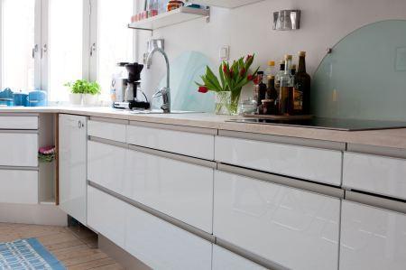 sillones sofas estampado floral papel de pared pintado estampado floral muebles de diseño silla 7 arne jacobsen muebles de colores decoración estampados florales decoración diseño de interiores nórdicos decoración en colores Decoración con colores intensos y estampados blog interiores y decoración blog decoración nordica escandinava 