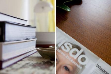 sillones sofas estampado floral papel de pared pintado estampado floral muebles de diseño silla 7 arne jacobsen muebles de colores decoración estampados florales decoración diseño de interiores nórdicos decoración en colores Decoración con colores intensos y estampados blog interiores y decoración blog decoración nordica escandinava 