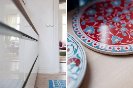 sillones sofas estampado floral papel de pared pintado estampado floral muebles de diseño silla 7 arne jacobsen muebles de colores decoración estampados florales decoración diseño de interiores nórdicos decoración en colores Decoración con colores intensos y estampados blog interiores y decoración blog decoración nordica escandinava 