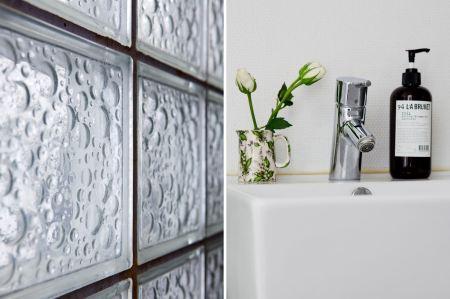 sillones sofas estampado floral papel de pared pintado estampado floral muebles de diseño silla 7 arne jacobsen muebles de colores decoración estampados florales decoración diseño de interiores nórdicos decoración en colores Decoración con colores intensos y estampados blog interiores y decoración blog decoración nordica escandinava 