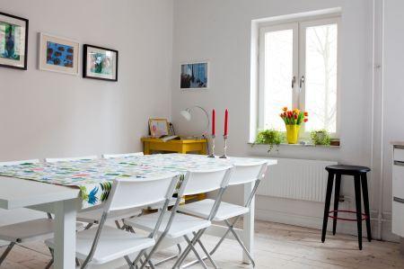 sillones sofas estampado floral papel de pared pintado estampado floral muebles de diseño silla 7 arne jacobsen muebles de colores decoración estampados florales decoración diseño de interiores nórdicos decoración en colores Decoración con colores intensos y estampados blog interiores y decoración blog decoración nordica escandinava 