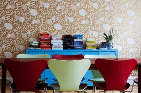 sillones sofas estampado floral papel de pared pintado estampado floral muebles de diseño silla 7 arne jacobsen muebles de colores decoración estampados florales decoración diseño de interiores nórdicos decoración en colores Decoración con colores intensos y estampados blog interiores y decoración blog decoración nordica escandinava 