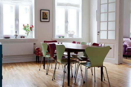 sillones sofas estampado floral papel de pared pintado estampado floral muebles de diseño silla 7 arne jacobsen muebles de colores decoración estampados florales decoración diseño de interiores nórdicos decoración en colores Decoración con colores intensos y estampados blog interiores y decoración blog decoración nordica escandinava 