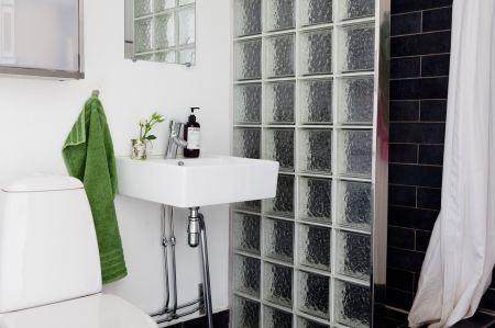 sillones sofas estampado floral papel de pared pintado estampado floral muebles de diseño silla 7 arne jacobsen muebles de colores decoración estampados florales decoración diseño de interiores nórdicos decoración en colores Decoración con colores intensos y estampados blog interiores y decoración blog decoración nordica escandinava 