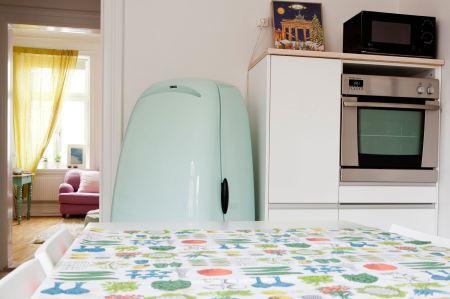 sillones sofas estampado floral papel de pared pintado estampado floral muebles de diseño silla 7 arne jacobsen muebles de colores decoración estampados florales decoración diseño de interiores nórdicos decoración en colores Decoración con colores intensos y estampados blog interiores y decoración blog decoración nordica escandinava 