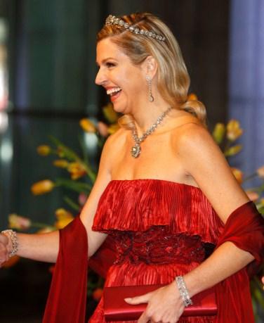 Máxima repitió vestido rojo de Valentino en la cena previa a su entronización en Holanda