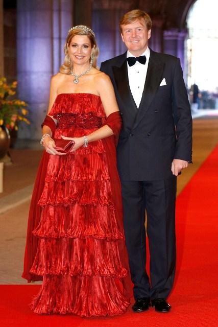 Máxima repitió vestido rojo de Valentino en la cena previa a su entronización en Holanda