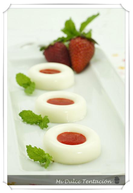 Panna Cotta de Vainilla con Salsa de Fresas
