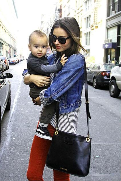 Miranda Kerr y su bolso Leather Crossbody