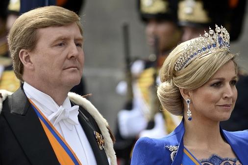 Máxima de Holanda deslumbra en su entronización con vestido y capa a juego