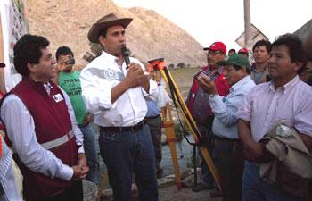 JAVIER ALVARADO COLOCA PRIMERA PIEDRA DEL NUEVO SISTEMA DE RIEGO EN SAYAN…