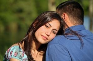 Preocupado pareja en busca