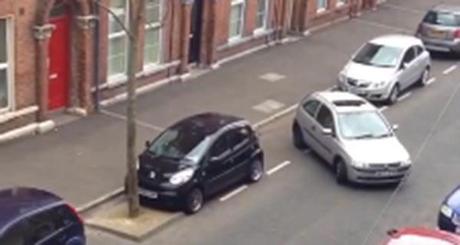 El parqueo más largo del mundo parqueo-mujer