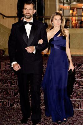 Letizia, repite vestido azul de Varela en la cena de los reyes Guillermo y Máxima de Holanda