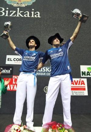 José Javier Zabaleta y Juan Martínez de Irujo celebran el Campeonato de Parejas de Pelota a Mano (Foto: Noticias de Navarra)