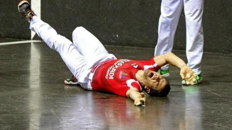 Pablo Berasaluze se duele de su lesión (Foto: EFE/Deia)
