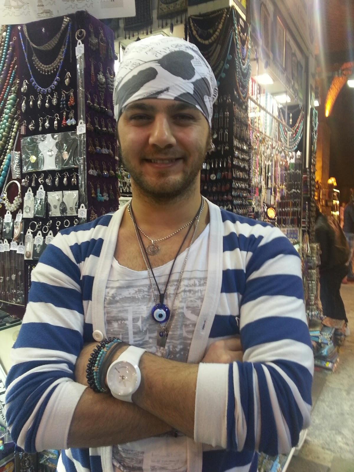 Erdem Balci en su tienda del Gran Bazar de Estambul. Esmeralda Diaz-Aroca