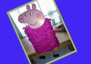 Ideas cumpleaños. Piñata Peppa Pig