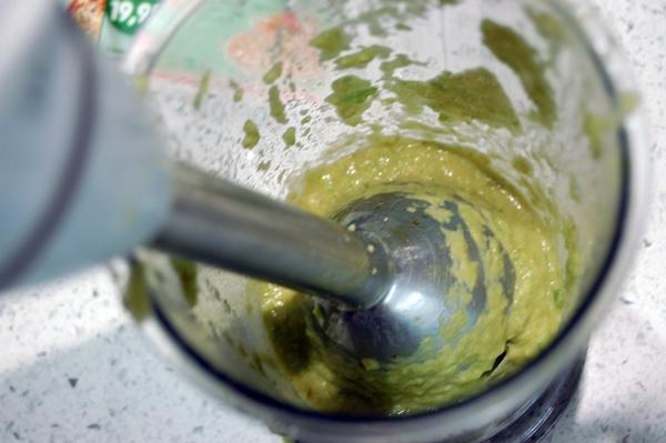 Minipizzas de salsa de pimientos verdes, tomate asado, pollo y queso Cheedar blanco