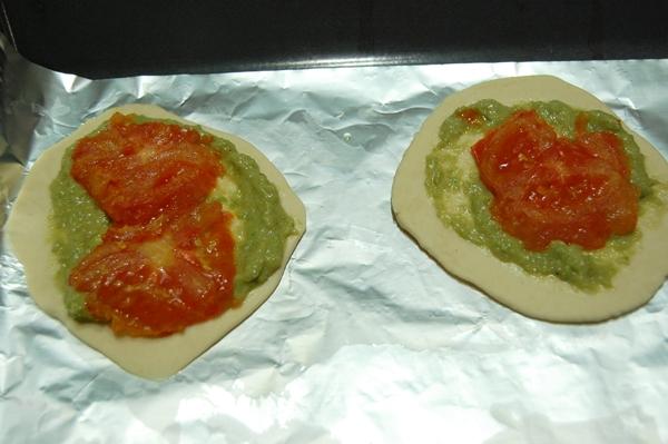 Minipizzas de salsa de pimientos verdes, tomate asado, pollo y queso Cheedar blanco
