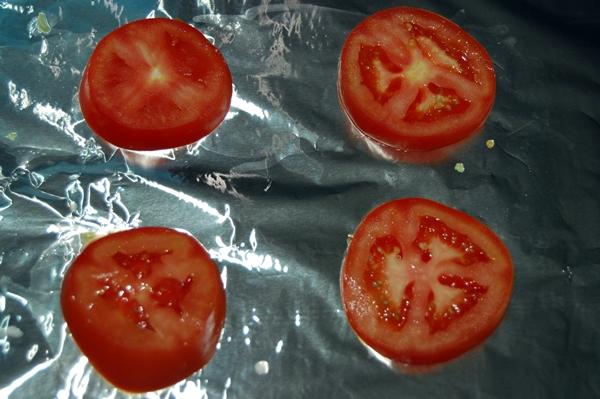 Minipizzas de salsa de pimientos verdes, tomate asado, pollo y queso Cheedar blanco