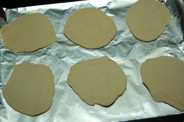 Minipizzas de salsa de pimientos verdes, tomate asado, pollo y queso Cheedar blanco