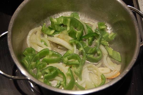 Minipizzas de salsa de pimientos verdes, tomate asado, pollo y queso Cheedar blanco