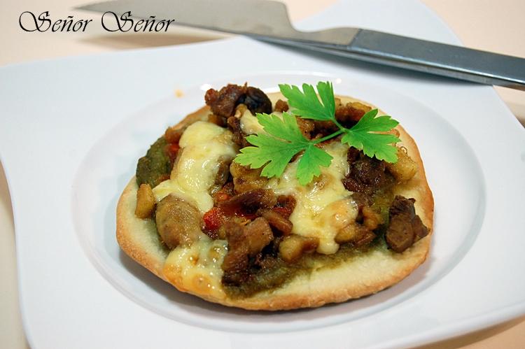 Minipizzas de salsa de pimientos verdes, tomate asado, pollo y queso Cheedar blanco