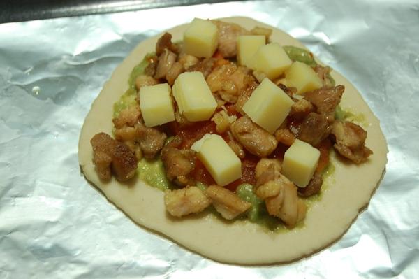 Minipizzas de salsa de pimientos verdes, tomate asado, pollo y queso Cheedar blanco