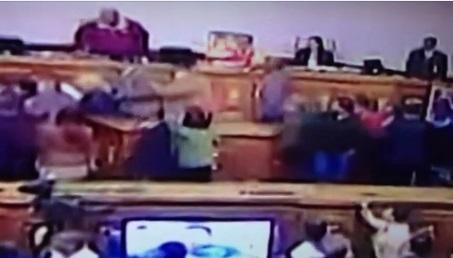 PASO A PASO LA GOLPIZA A MARIA CORINA Y BORGES, BRUTAL !!