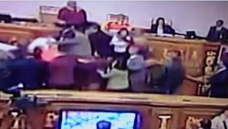 PASO A PASO LA GOLPIZA A MARIA CORINA Y BORGES, BRUTAL !!