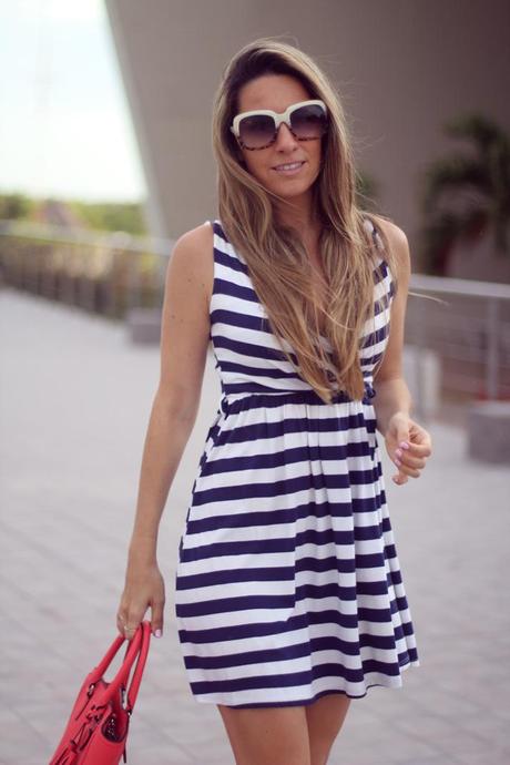 Navy dress blogger Mónica Sors, Mes Voyages à Paris 