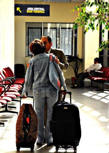 Una emigrante boliviana regresando a su hogar, en el aeropuerto de El Alto, cerca de La Paz.  / Credit:Franz Chávez/IPS