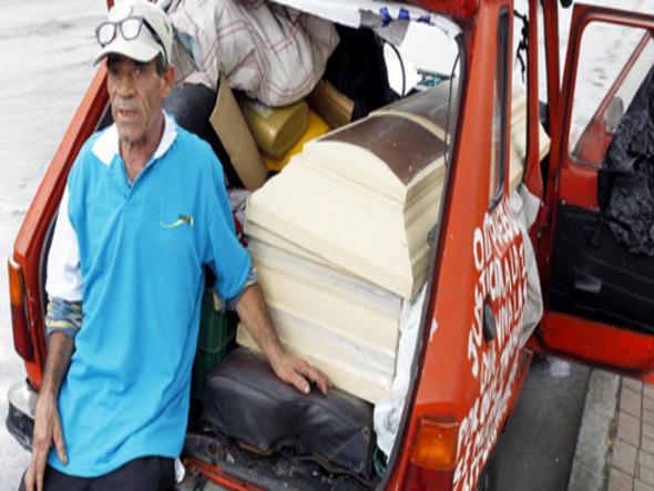 Desempleado antioqueño duerme en un ataúd