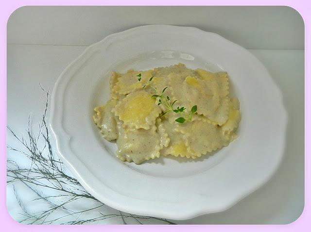 Raviolis de queso con salsa de berenjena