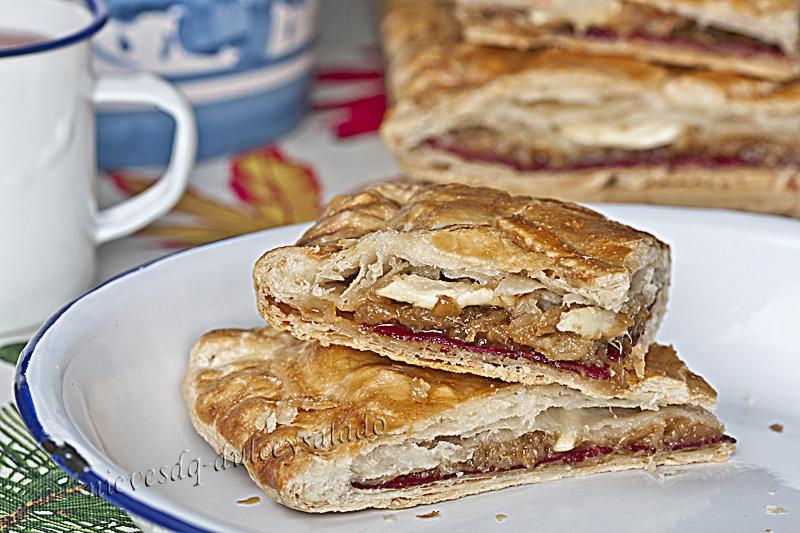 EMPANADA DE CECINA, CEBOLLA CARAMELIZADA Y QUESO DE CABRA