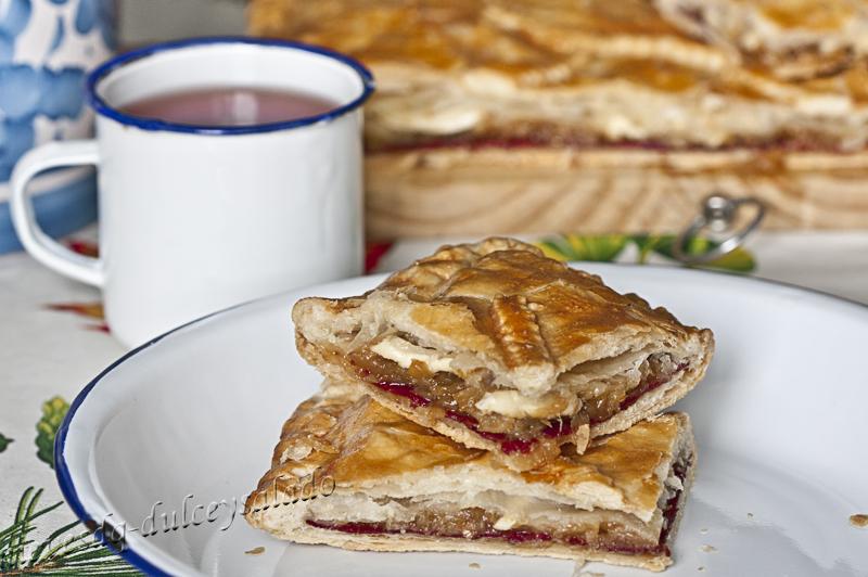 EMPANADA DE CECINA, CEBOLLA CARAMELIZADA Y QUESO DE CABRA