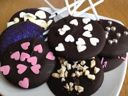 recetas fáciles sin horno con chocolate recetas faciles fiestas temáticas postres recetas delikatissen receta de piruletas de chocolate postres y dulces para buffets postres fáciles de chocolate platos para buffet postres piruletas de chocolate negro y confeti colores palitos plástico para piruletas 