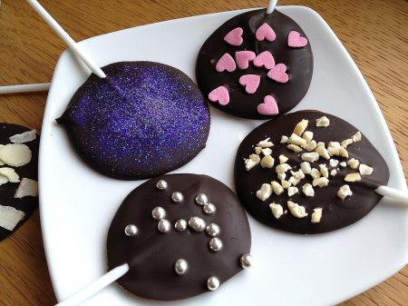 recetas fáciles sin horno con chocolate recetas faciles fiestas temáticas postres recetas delikatissen receta de piruletas de chocolate postres y dulces para buffets postres fáciles de chocolate platos para buffet postres piruletas de chocolate negro y confeti colores palitos plástico para piruletas 