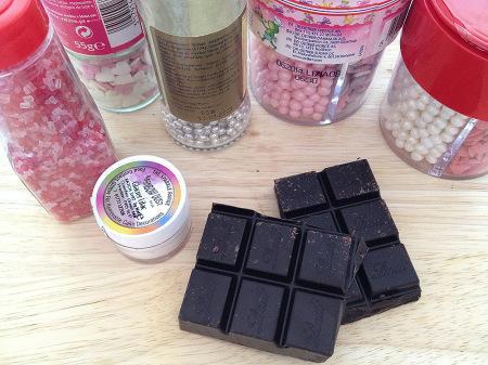 recetas fáciles sin horno con chocolate recetas faciles fiestas temáticas postres recetas delikatissen receta de piruletas de chocolate postres y dulces para buffets postres fáciles de chocolate platos para buffet postres piruletas de chocolate negro y confeti colores palitos plástico para piruletas 